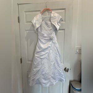 Elegant White Kids Dress with Floral Embroidery First Holy Communion